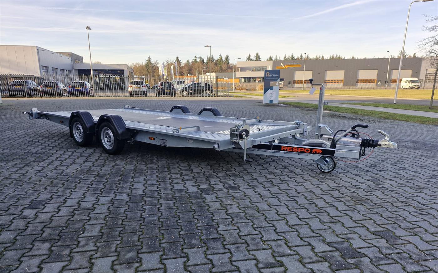 De Respo autotransporter met dubbele as, lier en neuswiel
