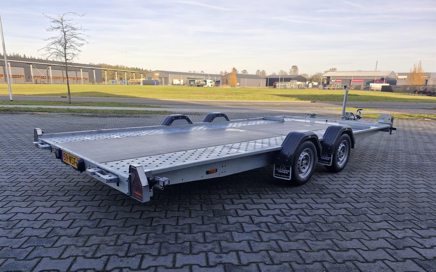 De autotransporter van achteren gezien, met dubbele as en geperforeerde rijsporen